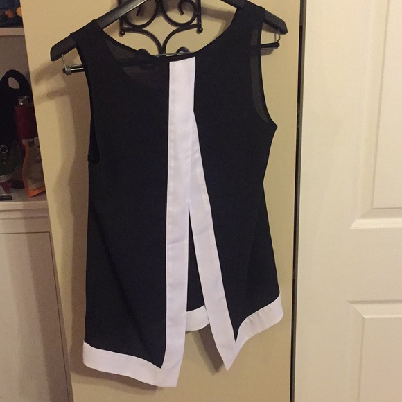 Express flowy black and white top with open back - Picture 3 of 6